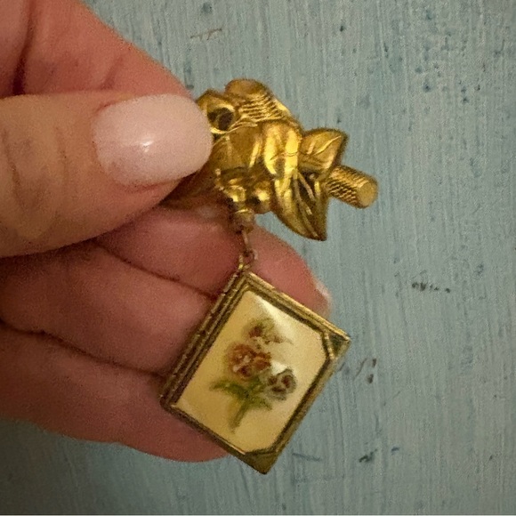Vintage gold pin with locket for two pictures and flowers on front - Picture 10 of 10
